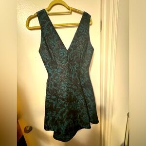 Alice + Olivia V neck jacquard embroidered dress Size 2